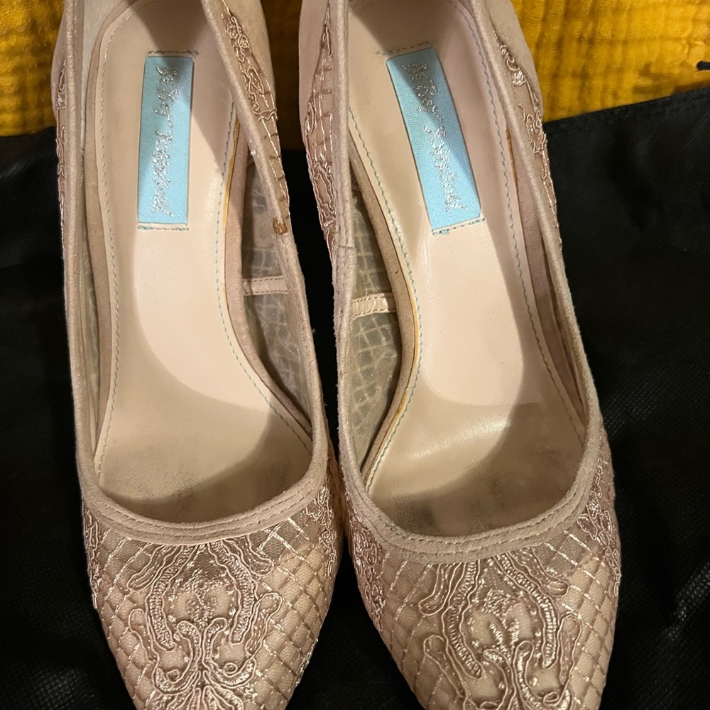 Elegant Beige Lace Pumps. Betsy Johnson